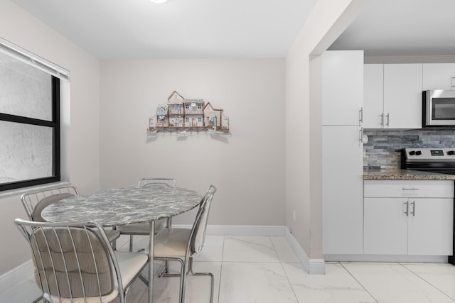 5255 Monterey Cir Unit G, Delray Beach, FL 33484 - dining space featuring light marble finish floors and baseboards