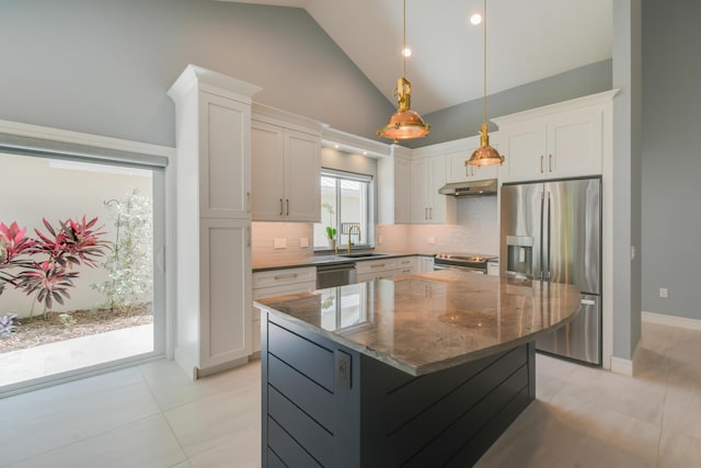 438 River Edge Rd, Jupiter, FL 33477 - kitchen with appliances with stainless steel finishes, under cabinet range hood, a sink, backsplash, and a center island