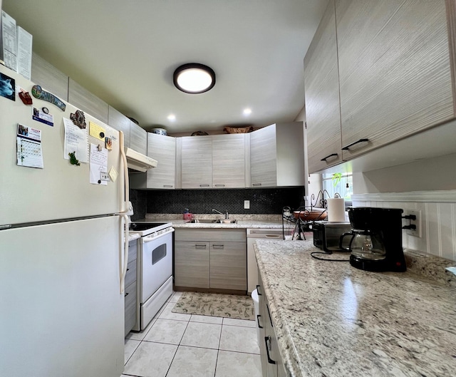 104 Cambridge E, West Palm Beach, FL 33417 - kitchen with white appliances, a sink, light tile patterned floors, under cabinet range hood, and decorative backsplash