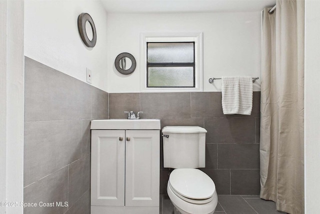 2318 Old Samsula Rd, Port Orange, FL 32128 - bathroom with tile walls, toilet, vanity, and curtained shower