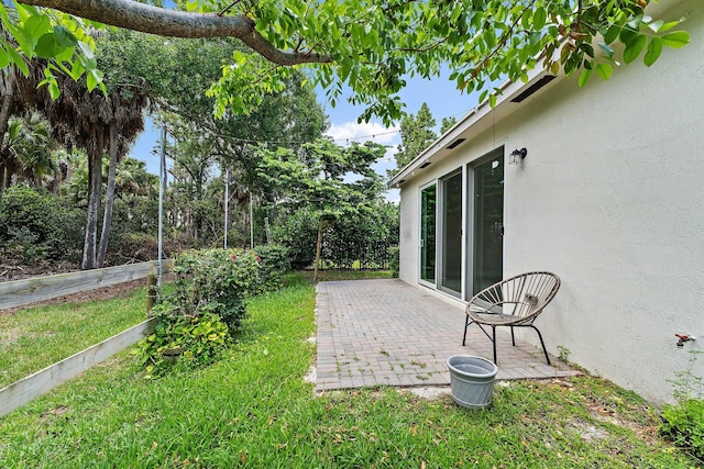6825 Pointe Of Woods Dr, West Palm Beach, FL 33413 - view of grassy yard with a patio
