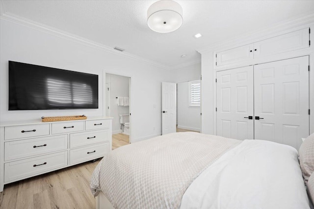402 Sea Oats Dr Unit F, Juno Beach, FL 33408 - bedroom featuring crown molding, light wood-style floors, a closet, baseboards, and ensuite bathroom