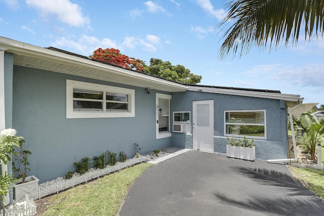 9277 Bloomfield Dr, Palm Beach Gardens, FL 33410 - view of front of home featuring stucco siding, a patio, and cooling unit