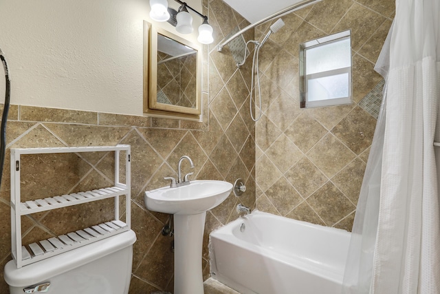 9277 Bloomfield Dr, Palm Beach Gardens, FL 33410 - bathroom featuring shower / bathtub combination with curtain and tile walls