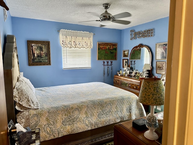 3595 SW 19th St, Okeechobee, FL 34974 - bedroom featuring a textured ceiling and a ceiling fan