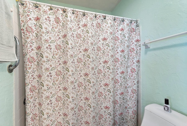 202 Lakewood Dr Unit 11C, Jupiter, FL 33458 - bathroom with toilet and a shower with shower curtain