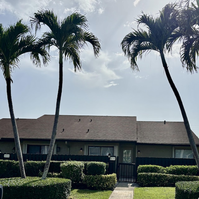 727 Sunny Pine Way Unit H, Greenacres, FL 33415 - view of property featuring a fenced front yard