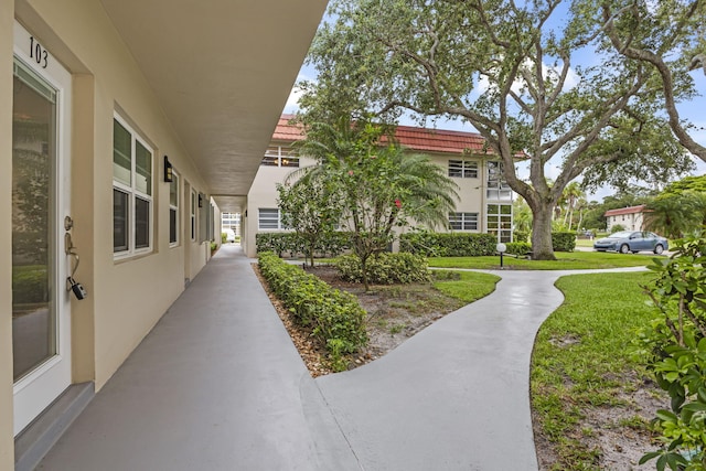 8 Vista Palm Ln Unit 103, Vero Beach, FL 32962 - surrounding community with a lawn