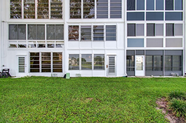 1116 Cambridge E Unit E, Deerfield Beach, FL 33442 - back of property featuring a yard