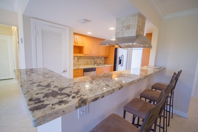 300 E Royal Palm Rd Unit 42B, Boca Raton, FL 33432 - kitchen featuring stainless steel appliances, backsplash, a sink, crown molding, and a breakfast bar