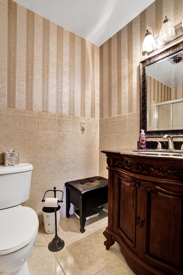 505 High Point Blvd N Unit A, Delray Beach, FL 33445 - bathroom featuring toilet, vanity, wallpapered walls, tile patterned flooring, and an enclosed shower