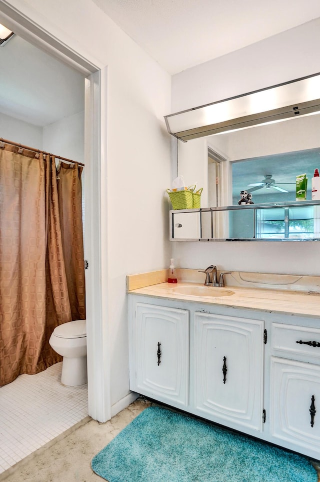 505 High Point Blvd N Unit A, Delray Beach, FL 33445 - bathroom with vanity, toilet, ceiling fan, and a shower with curtain