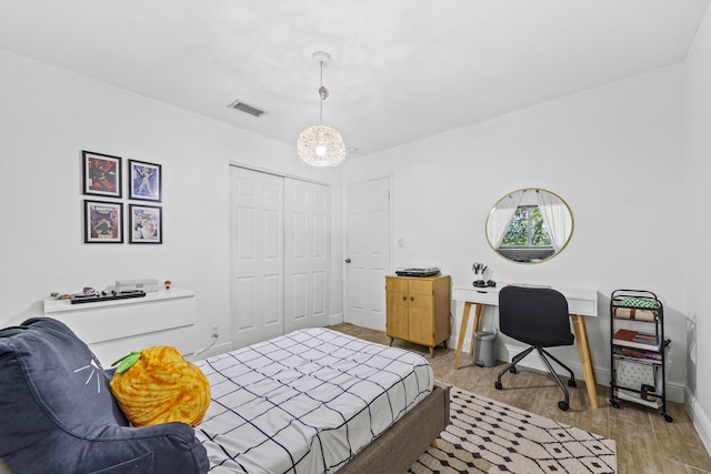 407 Riverside Dr, Palm Beach Gardens, FL 33410 - bedroom featuring light wood-style flooring and a closet