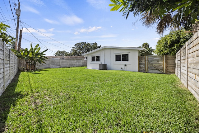 407 Riverside Dr, Palm Beach Gardens, FL 33410 - fenced backyard with a gate