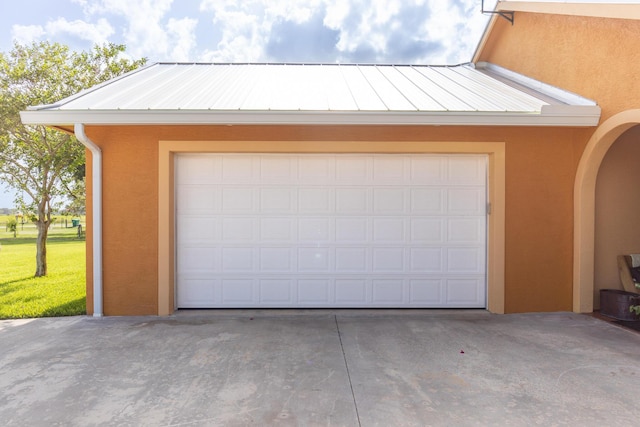 7611 SW 21st Pkwy, Okeechobee, FL 34974 - garage featuring concrete driveway
