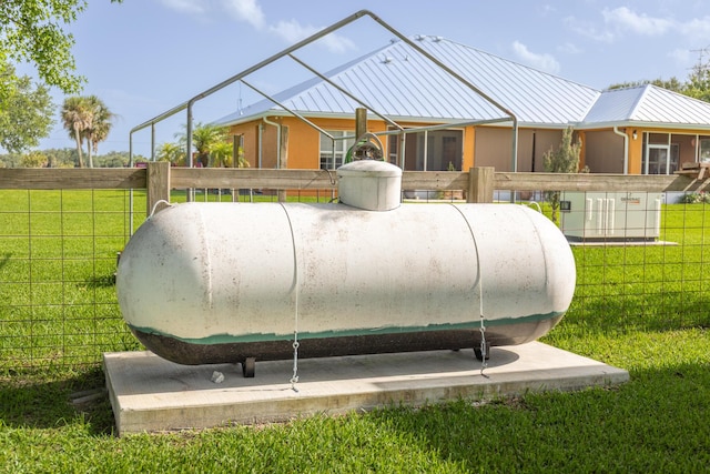 7611 SW 21st Pkwy, Okeechobee, FL 34974 - exterior view of propane tank