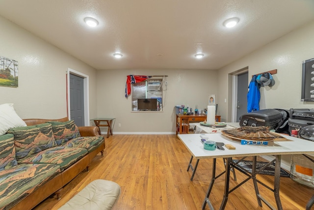 7611 SW 21st Pkwy, Okeechobee, FL 34974 - living area featuring light wood-style flooring, recessed lighting, and baseboards
