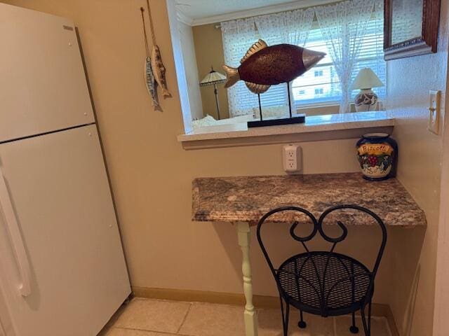 368 Sheffield O, West Palm Beach, FL 33417 - detailed view of freestanding refrigerator and baseboards