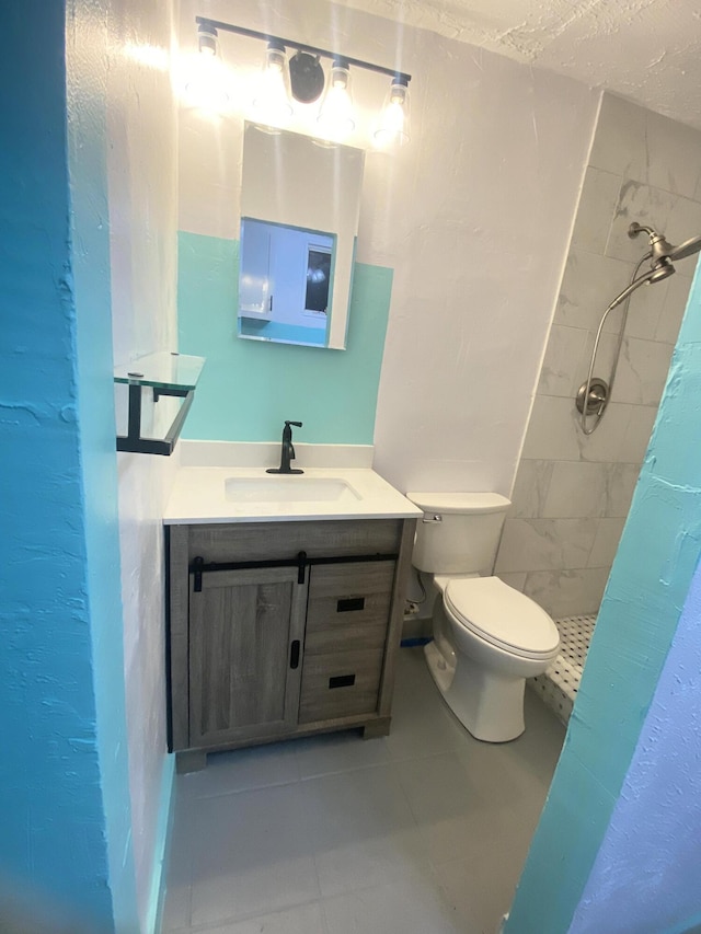 802 Lytle St, West Palm Beach, FL 33405 - bathroom with a tile shower, toilet, vanity, and tile patterned flooring