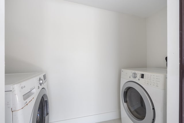88 3rd St, West Palm Beach, FL 33413 - laundry area featuring washer and dryer