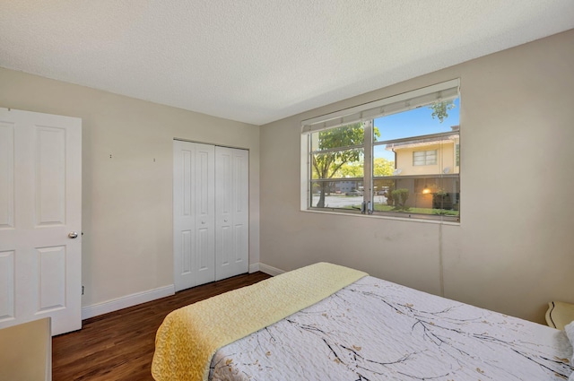 2901 NW 46th Ave Unit 101, Lauderdale Lakes, FL 33313 - bedroom featuring wood finished floors, a closet, and a textured ceiling