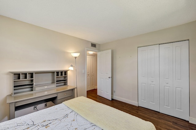 2901 NW 46th Ave Unit 101, Lauderdale Lakes, FL 33313 - bedroom featuring dark wood finished floors, a closet, and a textured ceiling