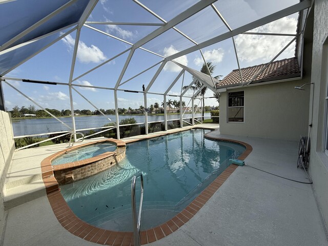 9360 Cove Point Cir, Boynton Beach, FL 33472 - view of pool featuring a patio, a pool with connected hot tub, a water view, and glass enclosure