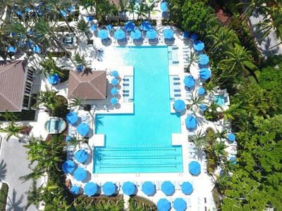 391 Isle Ct, Palm Beach Gardens, FL 33418 - bird's eye view of a pool area