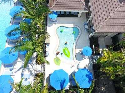 391 Isle Ct, Palm Beach Gardens, FL 33418 - view of subject property with a pool area