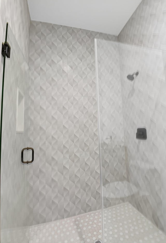 3920 Espan Ct, Palm Springs, FL 33461 - bathroom featuring a tile shower