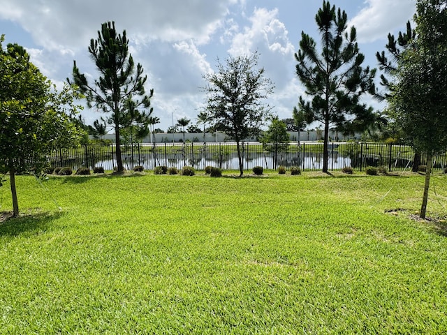 163 SW Pomeroy St, Stuart, FL 34997 - view of yard with a water view