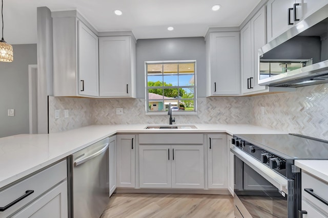 5073 Lakefront Blvd Unit D, Delray Beach, FL 33484 - kitchen with appliances with stainless steel finishes, light wood-style flooring, decorative backsplash, pendant lighting, and a chandelier