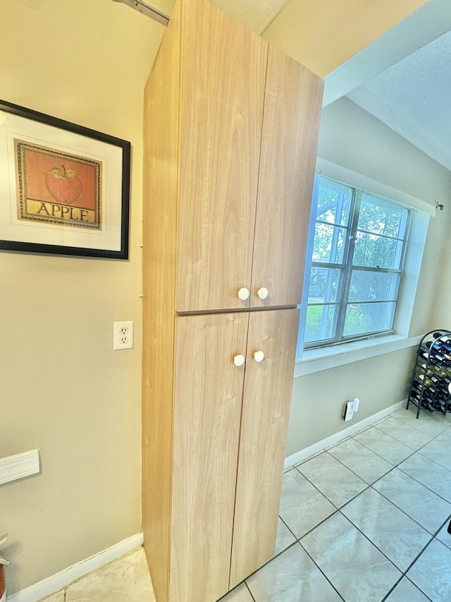 64 Canterbury C, West Palm Beach, FL 33417 - detailed view of baseboards