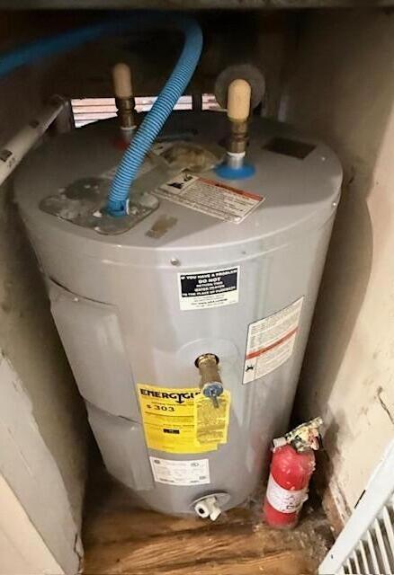 616 37th St, West Palm Beach, FL 33407 - utility room featuring water heater