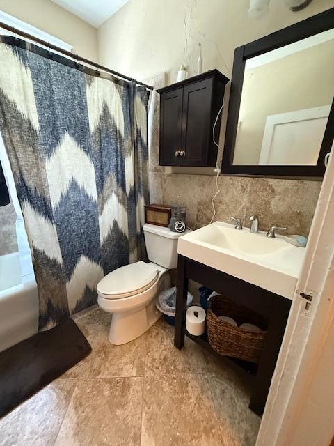 616 37th St, West Palm Beach, FL 33407 - bathroom with vanity and shower / bath combo with shower curtain