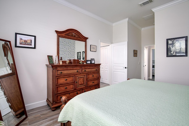 424 NE Leaping Frog Way, Port Saint Lucie, FL 34983 - bedroom featuring crown molding, light wood finished floors, baseboards, and a closet