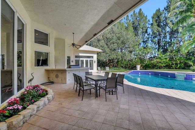 16164 Bridlewood Cir, Delray Beach, FL 33445 - view of swimming pool with a patio, outdoor dining area, ceiling fan, and a pool with connected hot tub