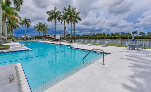 9724 Via Grandezza, Wellington, FL 33411 - community pool with a patio area