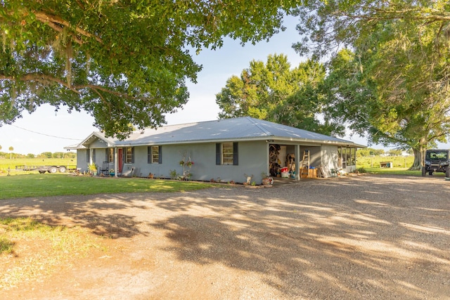 1450 SW 28th St, Okeechobee, FL 34974 - single story home featuring dirt driveway, a front lawn, and stucco siding