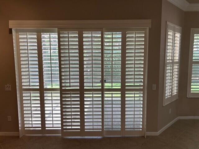 9916 E Tallyrand Dr, Lake Worth, FL 33467 - detailed view of baseboards and ornamental molding