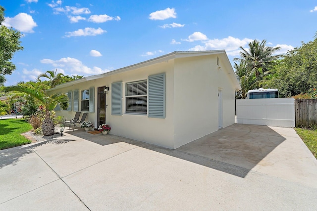 1008 Mohawk St, Jupiter, FL 33458 - view of front of home featuring a patio area and stucco siding