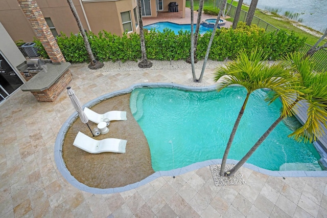 718 Edgebrook Ln, West Palm Beach, FL 33411 - view of pool featuring a patio and an in-ground hot tub