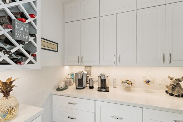 13709 Rivoli Dr, Palm Beach Gardens, FL 33410 - bar featuring backsplash