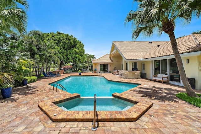 13709 Rivoli Dr, Palm Beach Gardens, FL 33410 - view of pool featuring a patio, a bar, and a pool with connected hot tub