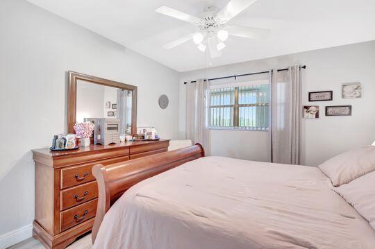 313 Saxony Unit G, Delray Beach, FL 33446 - bedroom featuring baseboards and a ceiling fan