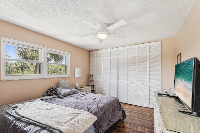 11063 Oakdale Rd, Boynton Beach, FL 33437 - bedroom featuring dark wood-style flooring, a textured ceiling, a closet, and ceiling fan