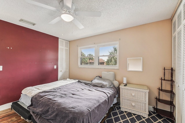 11063 Oakdale Rd, Boynton Beach, FL 33437 - bedroom featuring a closet, a textured ceiling, a ceiling fan, and wood finished floors