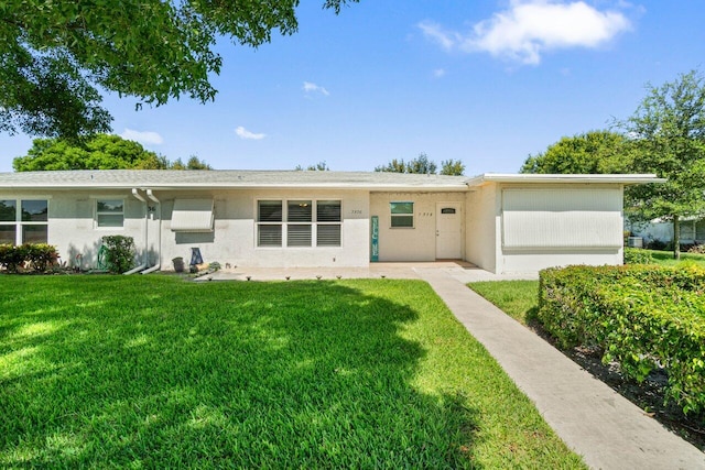 7376 W Oakridge Cir Unit C4320, Lake Worth, FL 33462 - ranch-style house with stucco siding and a front lawn