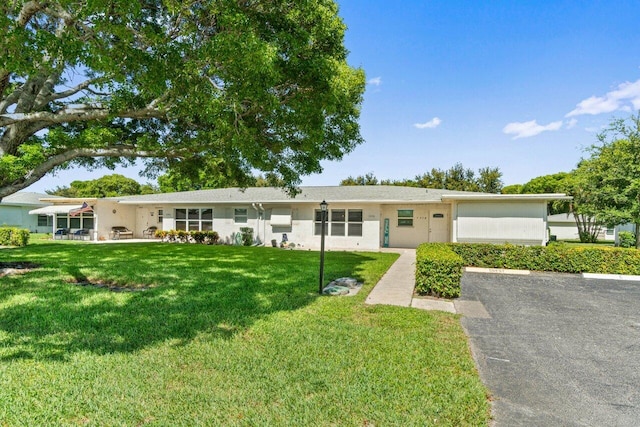 7376 W Oakridge Cir Unit C4320, Lake Worth, FL 33462 - ranch-style house with a front yard, stucco siding, and uncovered parking