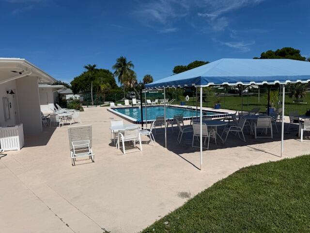 7376 W Oakridge Cir Unit C4320, Lake Worth, FL 33462 - community pool featuring a patio